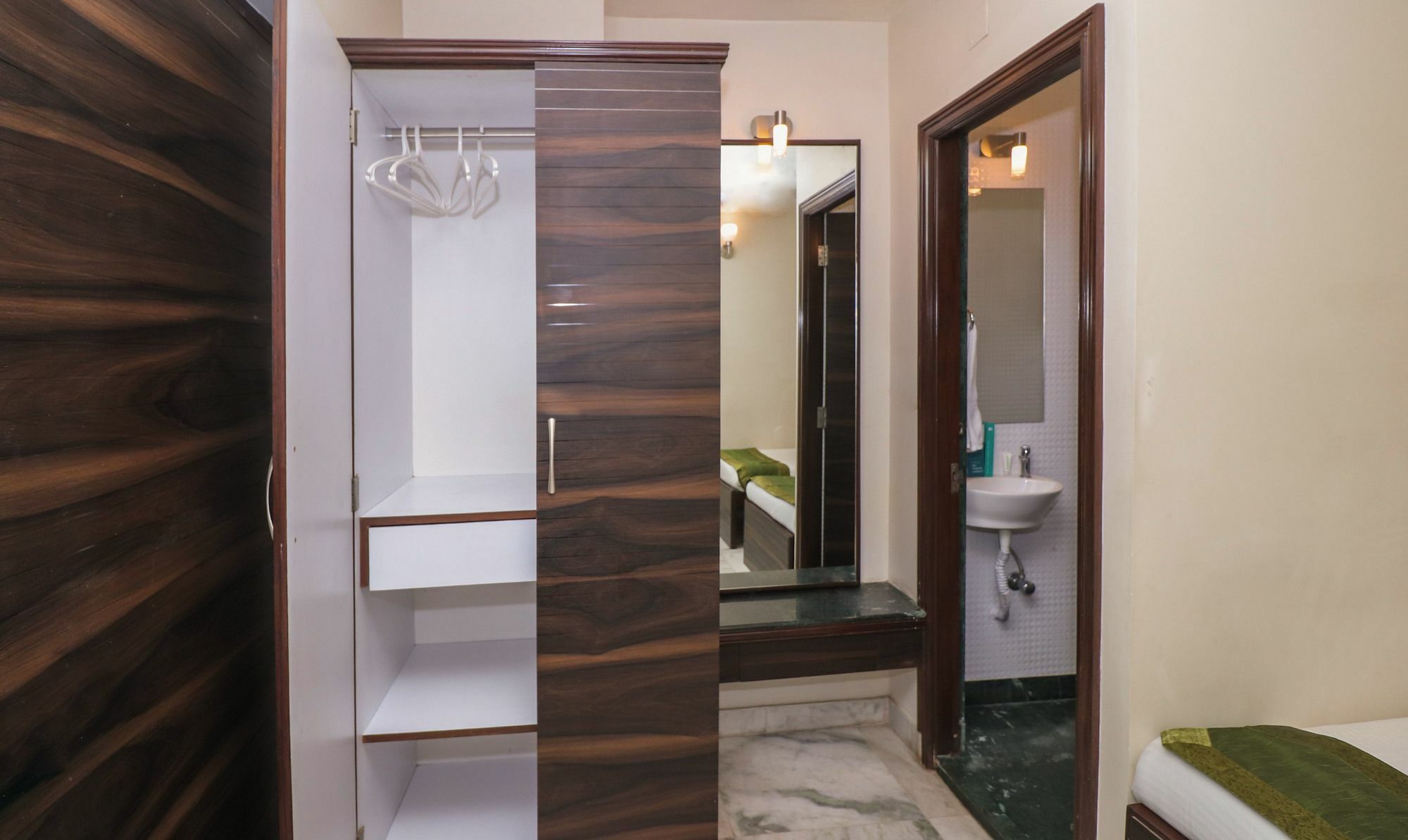 Liluāh Capital O 8318 Beeu Guest House מראה חיצוני תמונה